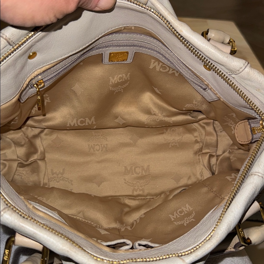 MCM Cream Leather Shoulder Bag With Whip Stiching - Picture 7 of 14